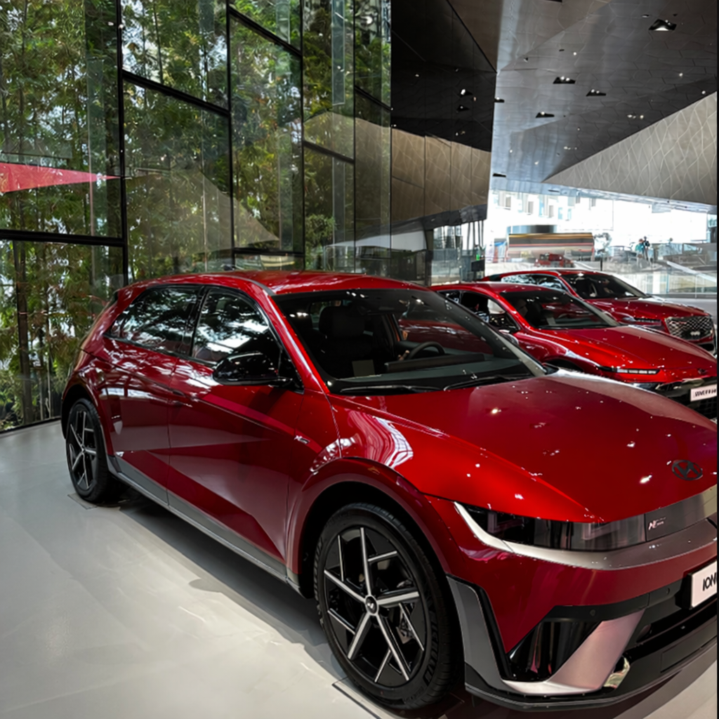 빨간색 자동차 전시가 되어 있음